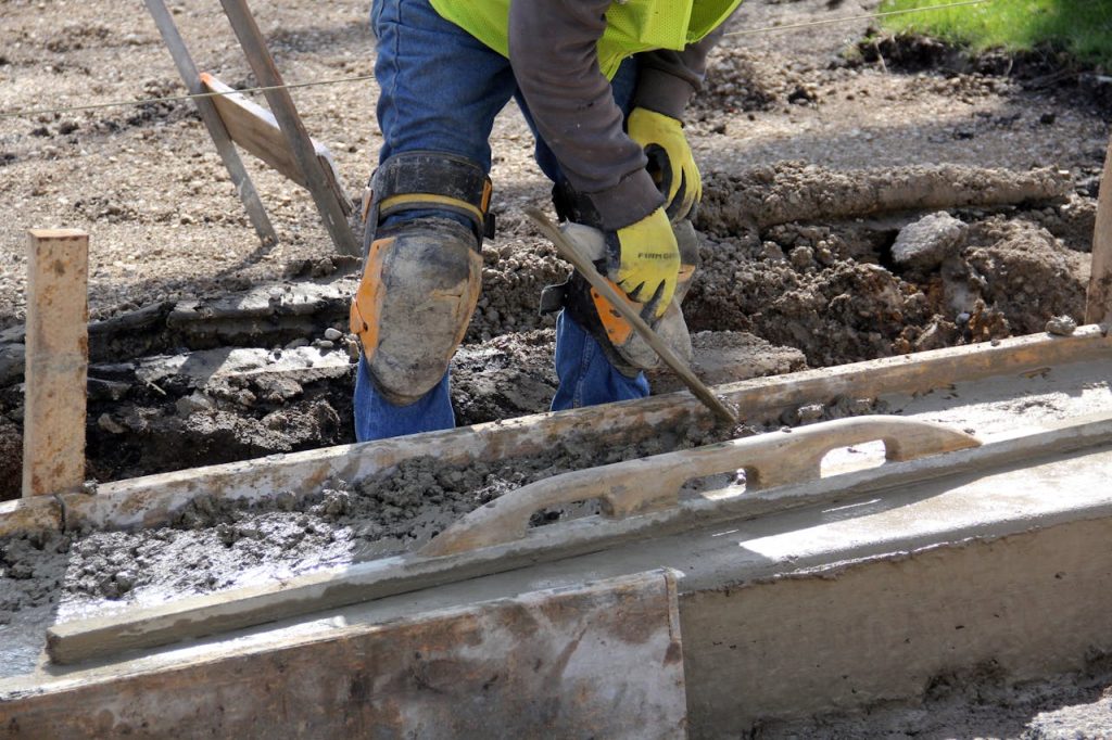 Sådan passer du på dine knæ under byggeprojekter
