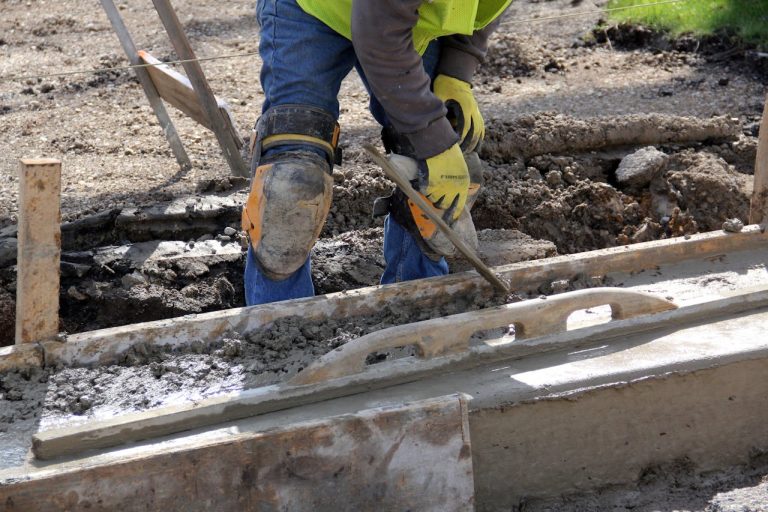 Sådan passer du på dine knæ under byggeprojekter